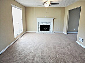 4327 James Wade Dr in Snellville, GA - Foto de edificio - Building Photo