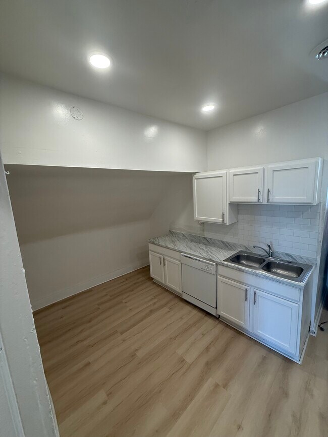 2016 W Clybourn St, Unit Marquette Housing - Upper in Milwaukee, WI - Building Photo - Building Photo