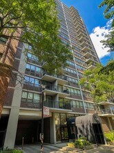 2740 N Pine Grove Ave, Unit 17F in Chicago, IL - Building Photo - Building Photo