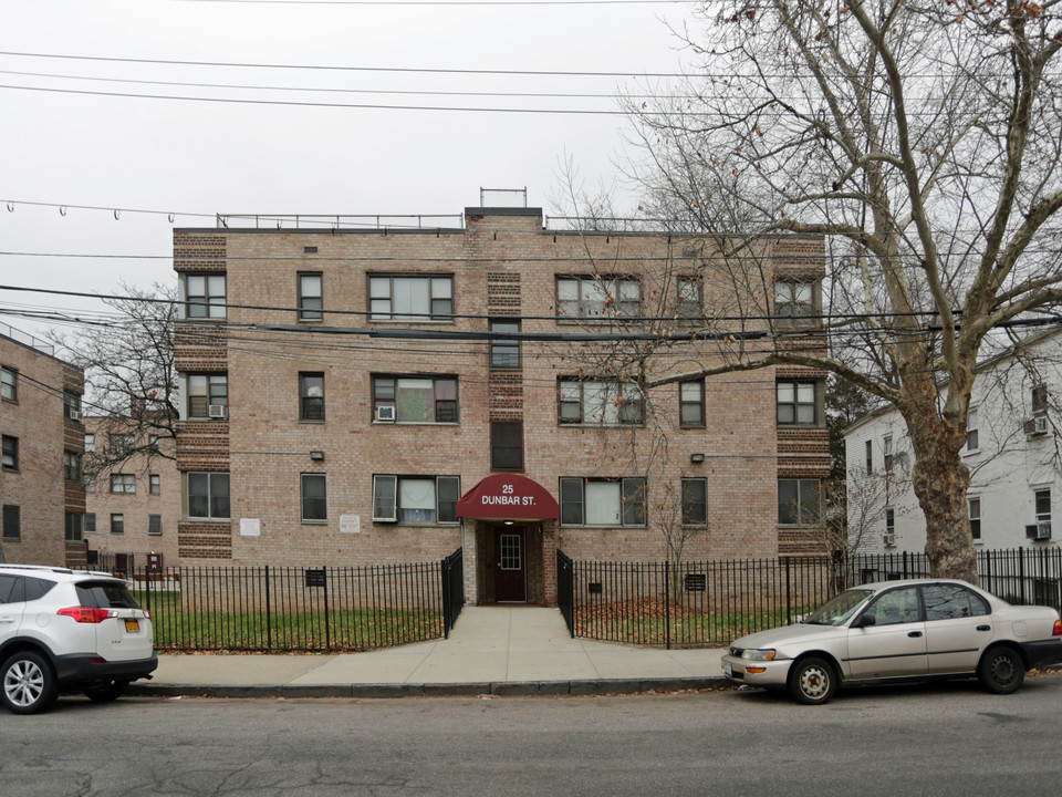 15 Dunbar St in Yonkers, NY - Building Photo