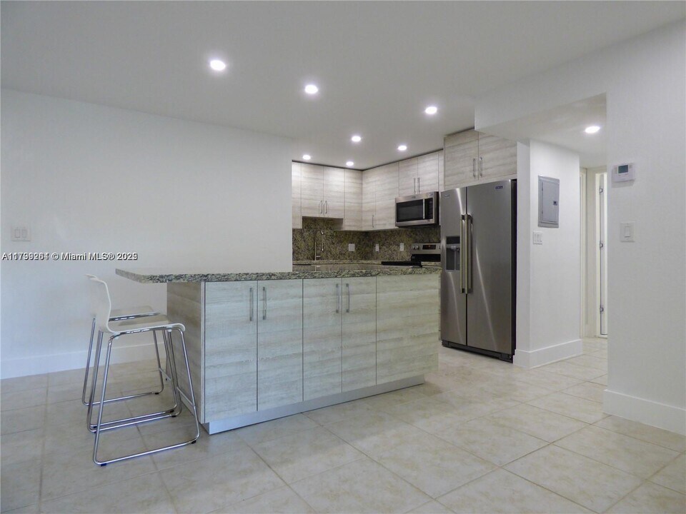 10355 N Kendall Dr in Miami, FL - Building Photo