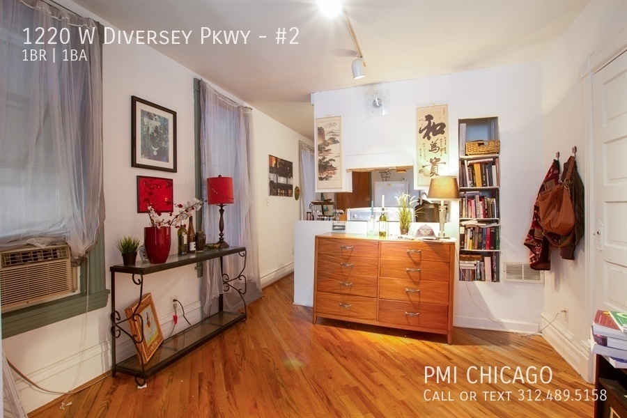 1220 W Diversey Pkwy in Chicago, IL - Foto de edificio