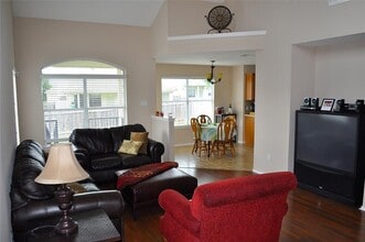 11201 Los Comancheros Rd in Austin, TX - Building Photo - Building Photo