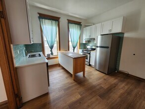 2404 W Superior St, Unit 3E in Chicago, IL - Building Photo - Building Photo
