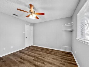 700 Dartbrook Dr in Desoto, TX - Foto de edificio - Building Photo