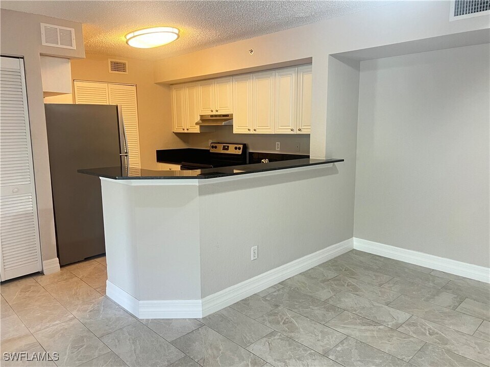 8245 Ibis Club Dr in Naples, FL - Building Photo