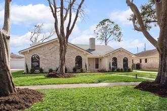 7715 Twin Hills Dr in Houston, TX - Foto de edificio - Building Photo