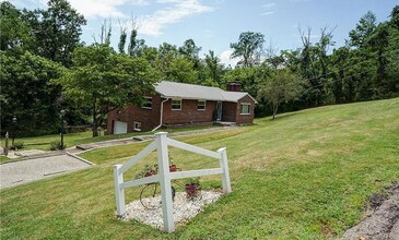 1100 Ledge Hill Dr in Charleston, WV - Building Photo - Building Photo