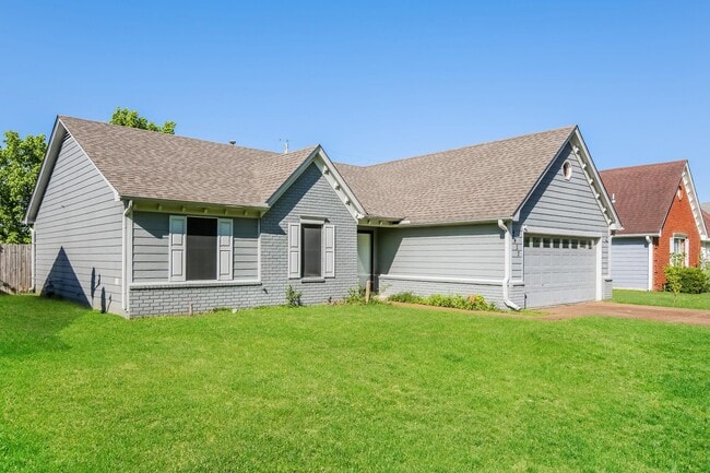 2432 Country Trail Dr in Memphis, TN - Building Photo - Building Photo