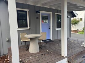 125 Kennedy Ln in Healdsburg, CA - Building Photo