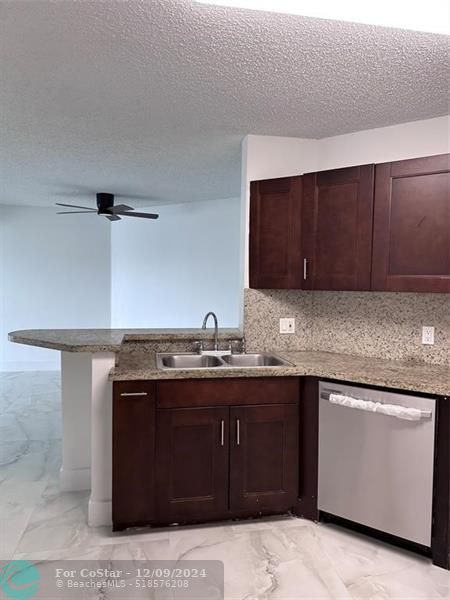 6272 NW 186th St in Hialeah, FL - Building Photo