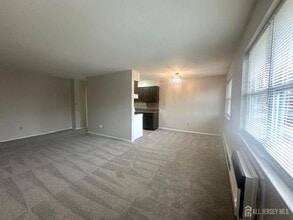 8 Manchester Ct in Freehold, NJ - Building Photo - Building Photo