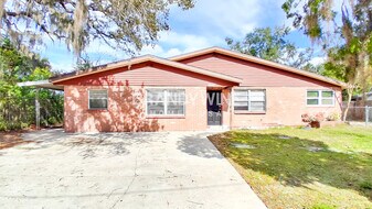 7307 Cypress Dr in New Port Richey, FL - Building Photo