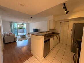 1155 Brickell Bay Dr, Unit 606 in Miami, FL - Foto de edificio - Building Photo