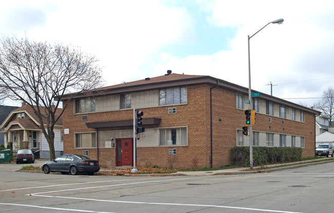 2103 S 71st St in Milwaukee, WI - Foto de edificio - Building Photo