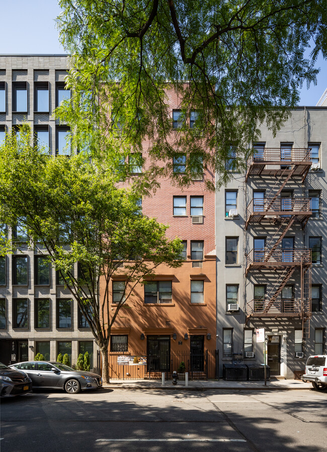 424 W 49th St in New York, NY - Foto de edificio - Building Photo