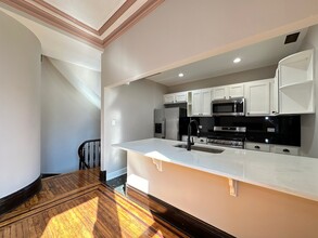 238 S Ashland Ave, Unit TH2 in Chicago, IL - Building Photo - Building Photo