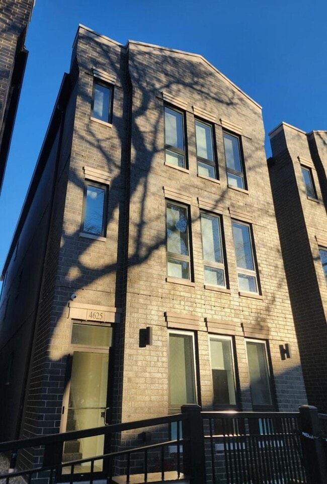 4625 S Michigan Ave