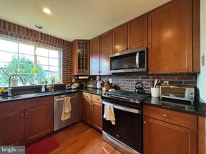 4127 S Four Mile Run Dr in Arlington, VA - Building Photo - Building Photo