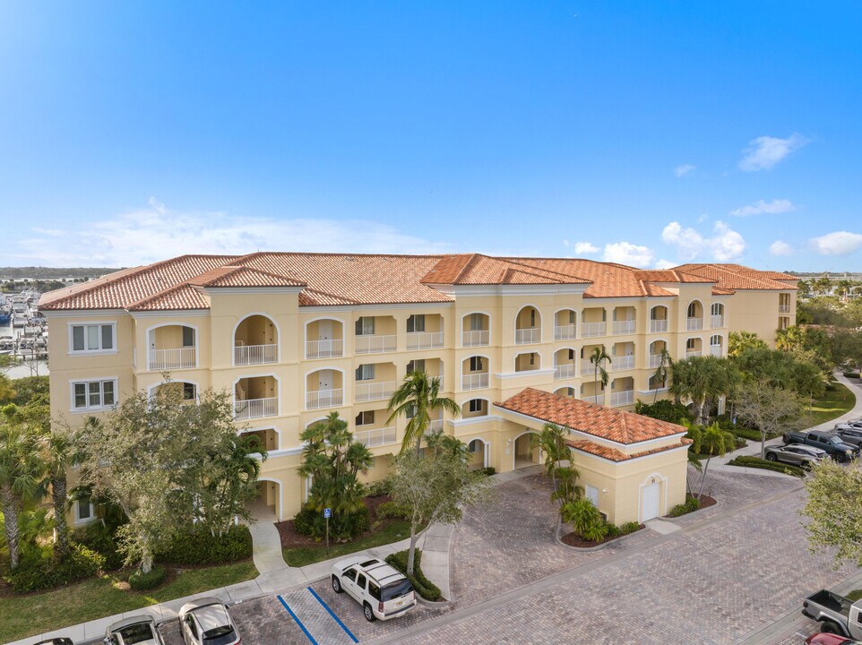 33 Harbour Isle Dr E in Fort Pierce, FL - Building Photo