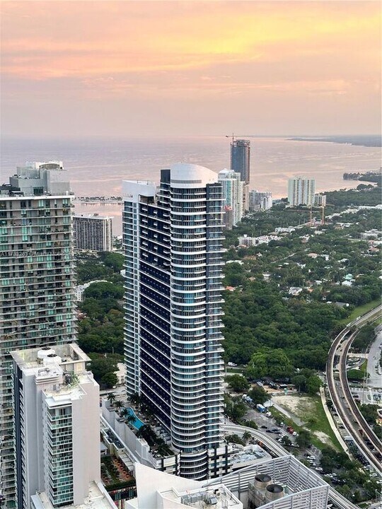 60 SW 13th St in Miami, FL - Building Photo