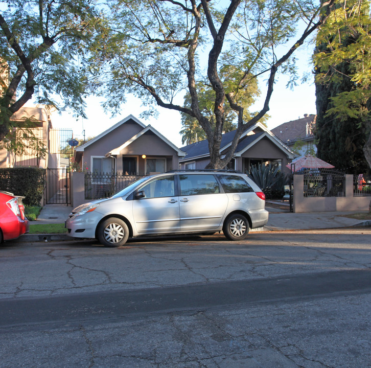 4611-4613 Russell Ave in Los Angeles, CA - Building Photo