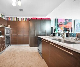 1900 N Bayshore Dr, Unit 5103 in Miami, FL - Foto de edificio - Building Photo