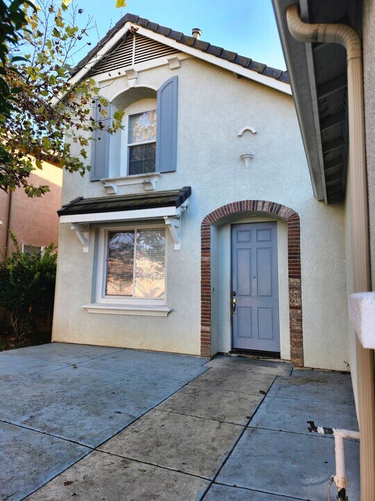 2036 La Rabyn Way in Yuba City, CA - Building Photo