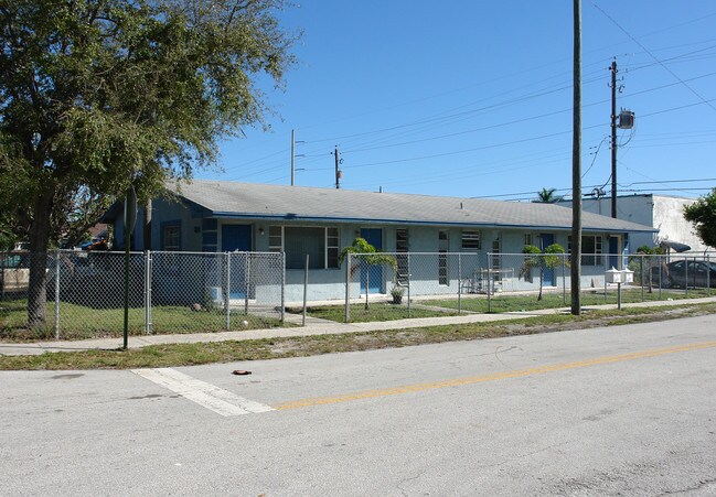 389 Phippen-waiters Rd in Hollywood, FL - Building Photo - Building Photo