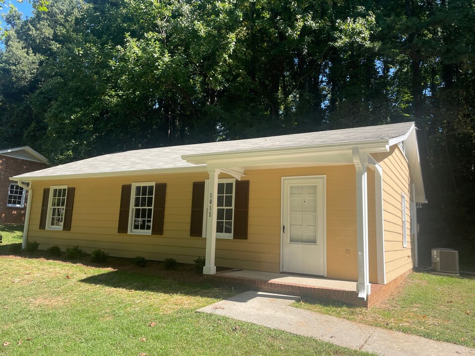 1015 Fenimore St in Winston-Salem, NC - Foto de edificio