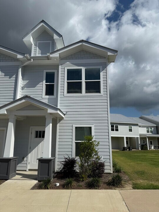 202 Date Palm Ln in Freeport, FL - Building Photo