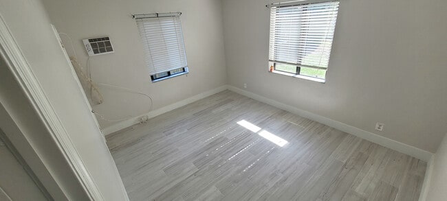 927 NE 122nd St in North Miami, FL - Foto de edificio - Building Photo