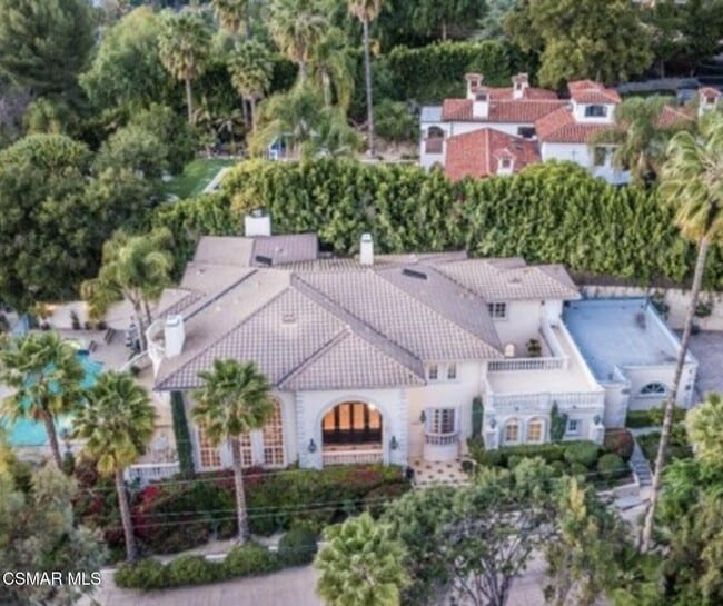 property at 4440 Hayvenhurst Ave