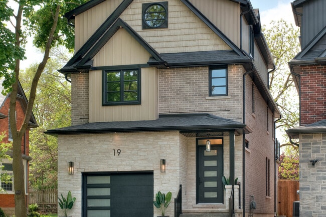 19 Avondale Ave. S in Waterloo, ON - Building Photo - Building Photo