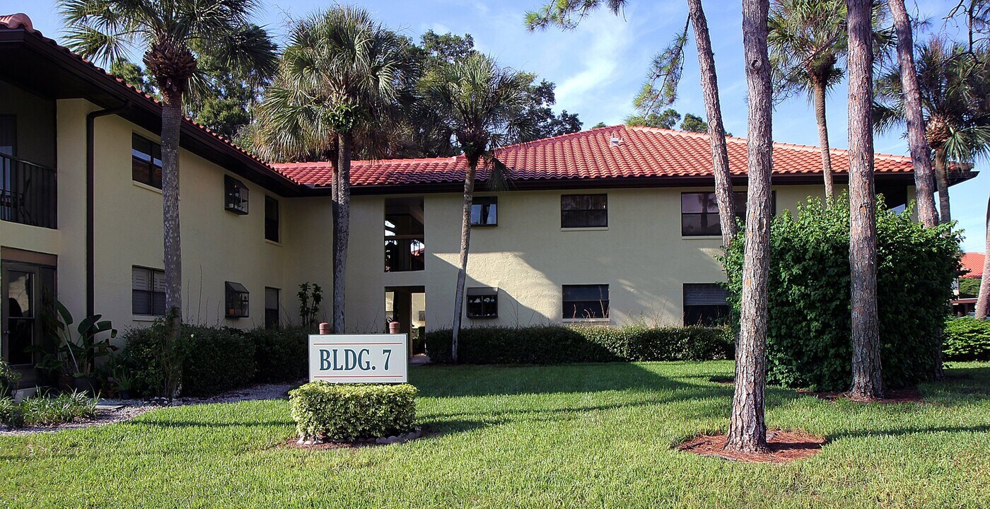 704 Hammock Pine Blvd, Unit 704 in Clearwater, FL - Foto de edificio