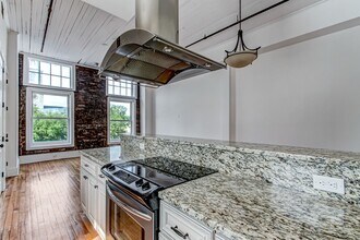 9 W York St in Savannah, GA - Building Photo - Building Photo