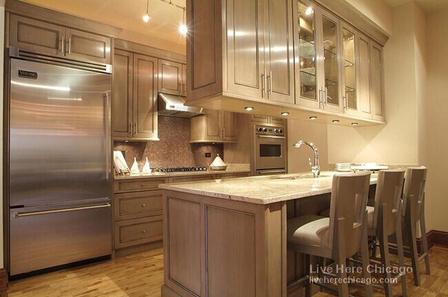 2 W Delaware Pl in Chicago, IL - Building Photo - Building Photo