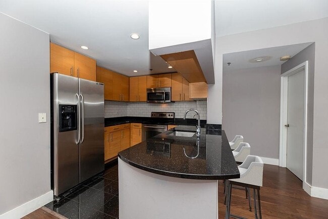 102 Christopher Columbus Dr in Jersey City, NJ - Building Photo - Building Photo