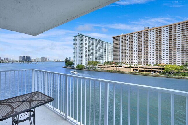 4000 NE 169th St in North Miami Beach, FL - Building Photo - Building Photo