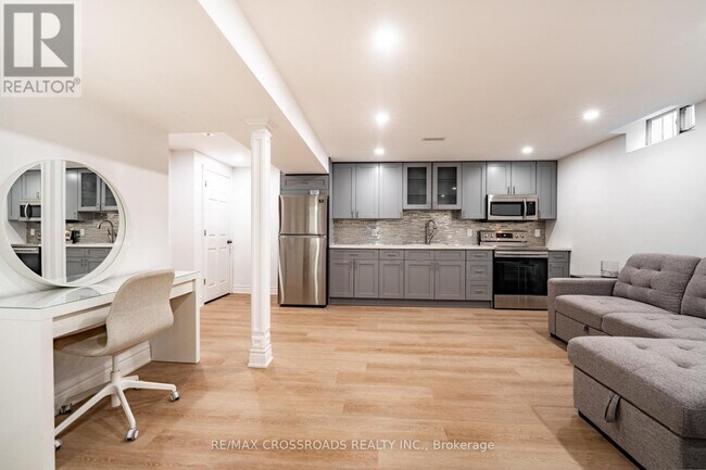 176 William Roe Blvd in Newmarket, ON - Building Photo - Building Photo