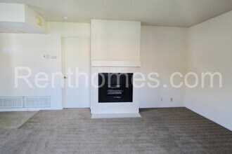 10646 Aderman Ave in San Diego, CA - Foto de edificio - Building Photo