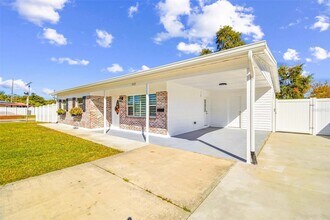 7717 W Powhatan Ave in Tampa, FL - Building Photo - Building Photo