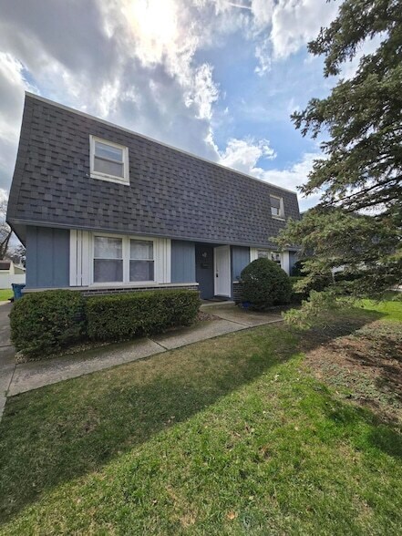 501 W Farragut St in Crown Point, IN - Building Photo