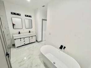 3000 Nelson Rd N in Cape Coral, FL - Foto de edificio - Building Photo