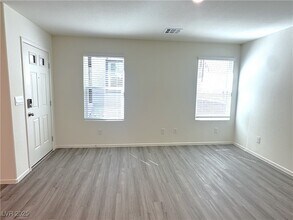 9927 Saffron Hls St in Las Vegas, NV - Building Photo - Building Photo