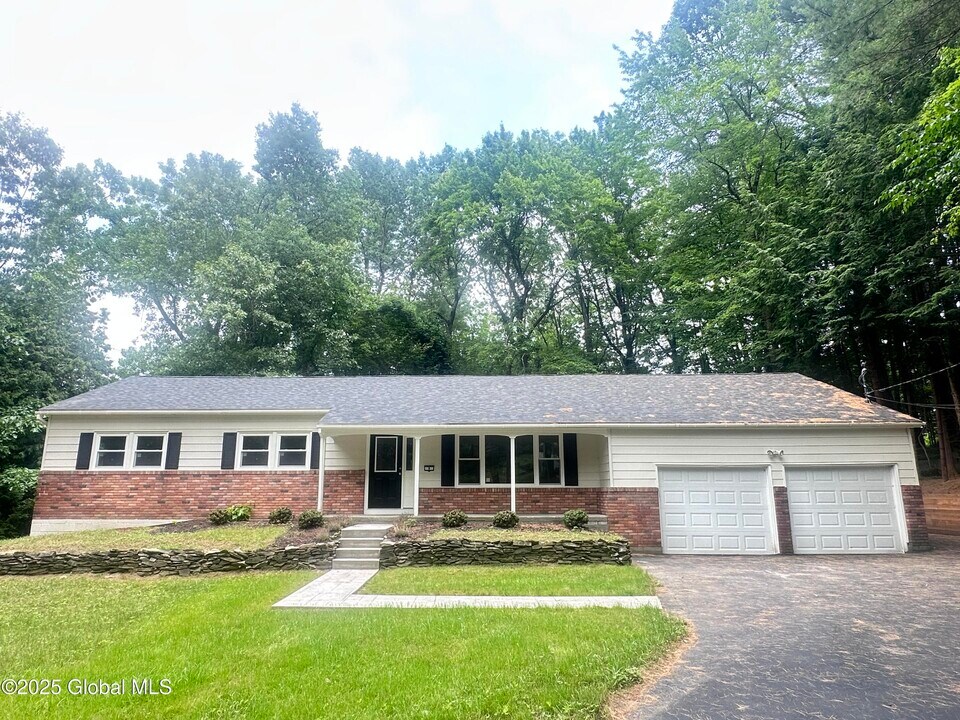 8 Hill Dr in Ballston Lake, NY - Building Photo