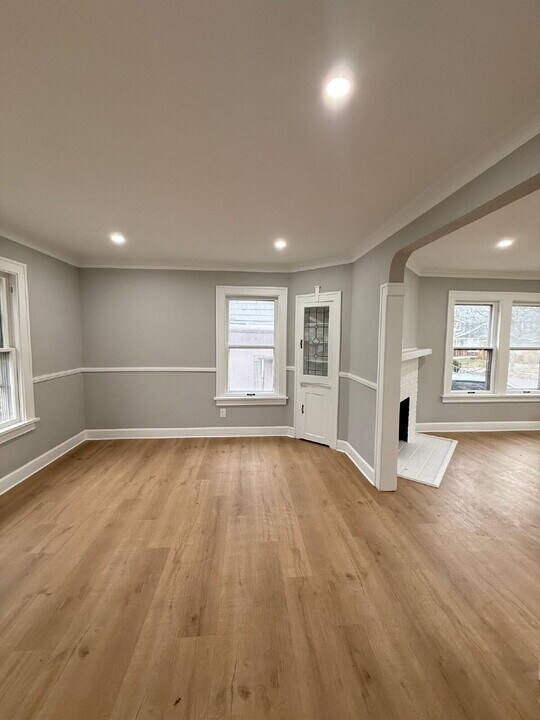 3927 Elmwood Rd in Cleveland Heights, OH - Foto de edificio
