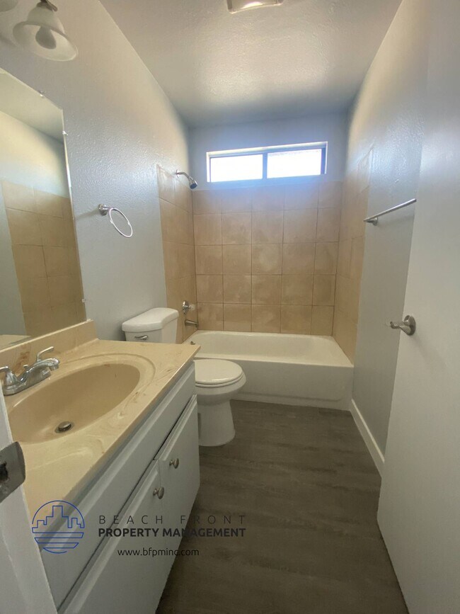 867 West 1st. St. in San Pedro, CA - Foto de edificio - Building Photo