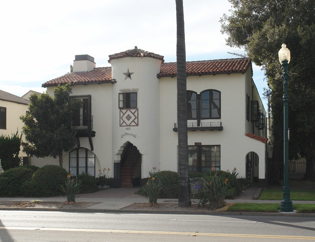 La Hacienda in Santa Ana, CA - Foto de edificio - Building Photo