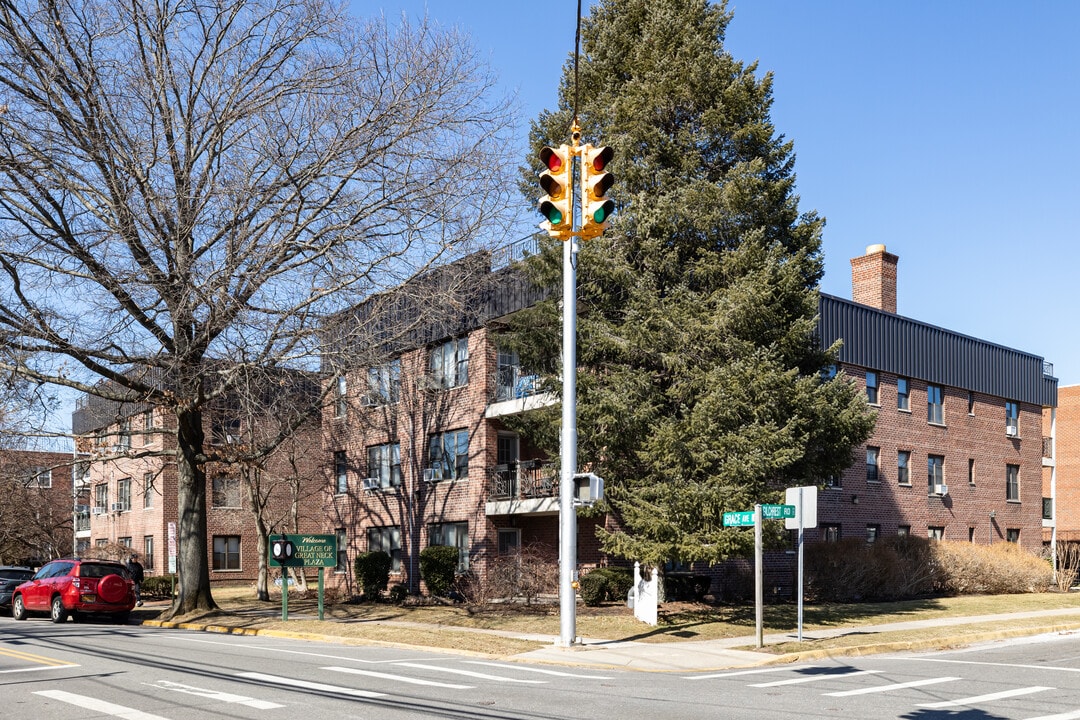 Eden Terrace in Great Neck, NY - Foto de edificio